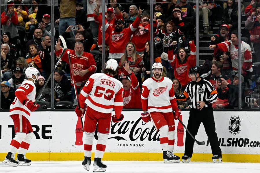 Moritz Seider feiert den Siegtreffer der Detroit Red Wings mit Torschütze Michael Rasmussen (r.)