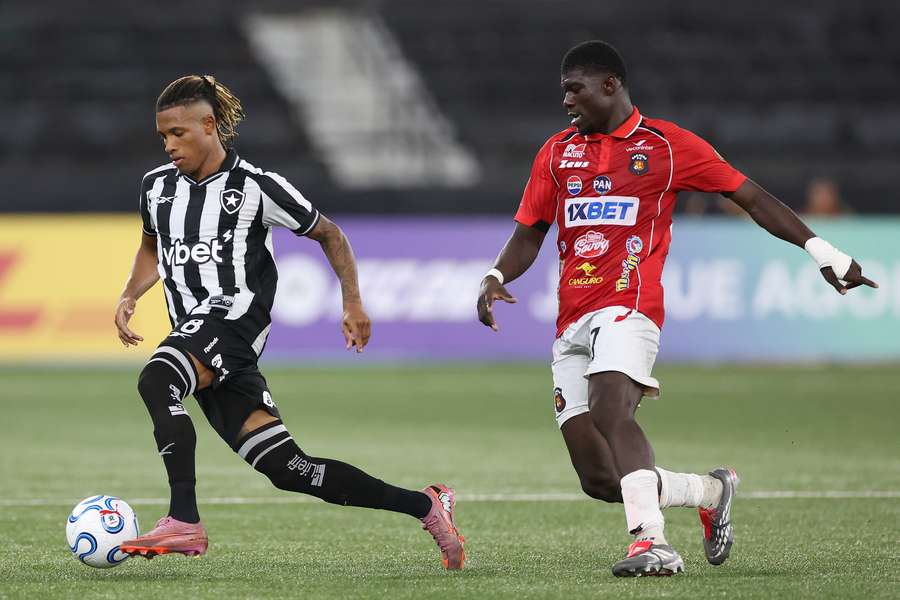 Danilo, recém-convocado para a Seleção, ficou sobrecarregado no meio-campo alvinegro