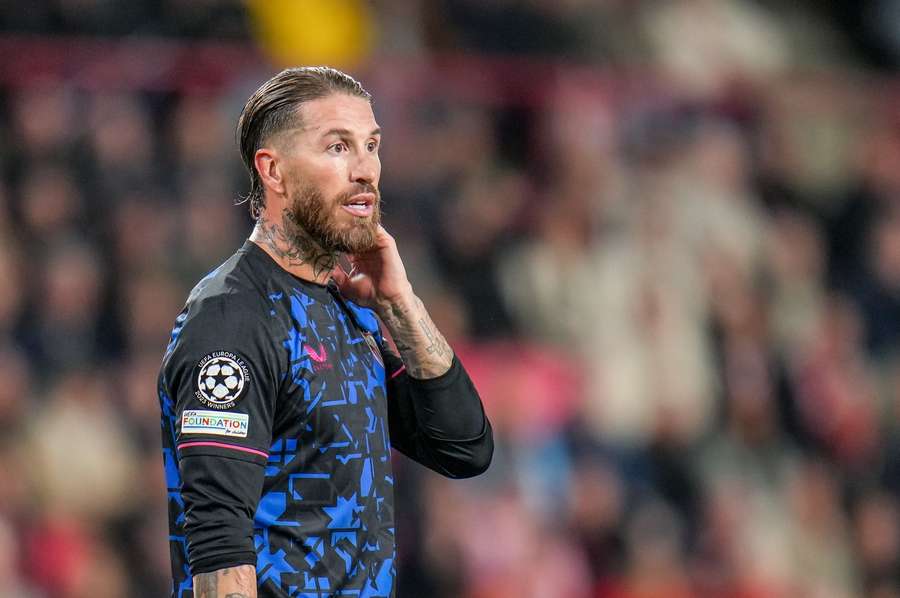 Sergio Ramos voltou ao clube da torcida que chegou a vaiá-lo em sua época de Real Madrid