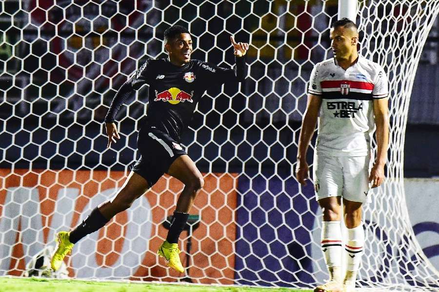 Bruninho deu muito trabalho para a defesa botafoguense