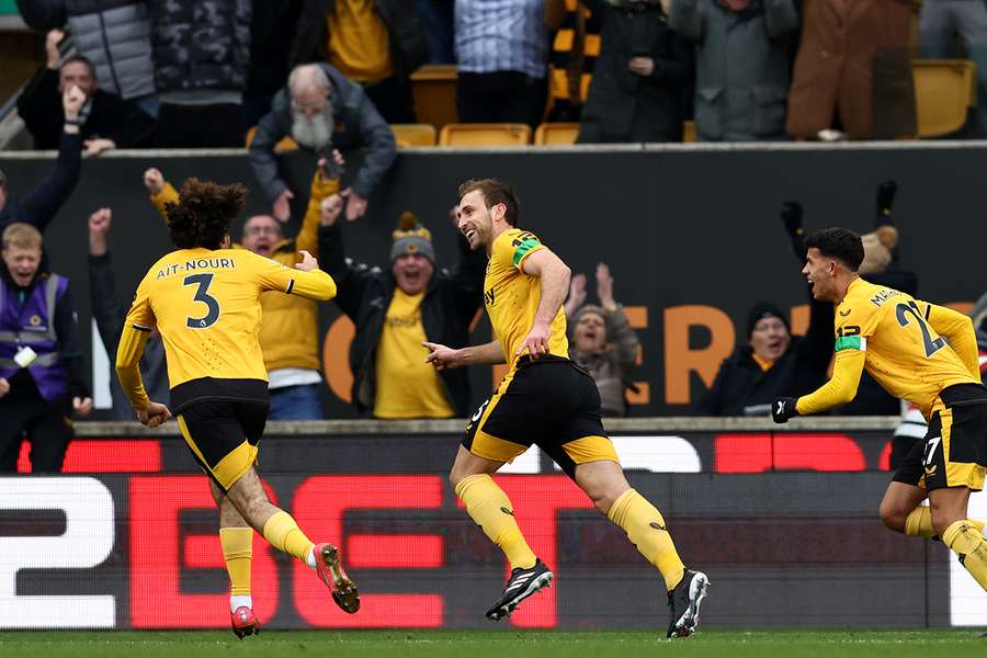 Wolves stun stuttering Liverpool in resounding victory