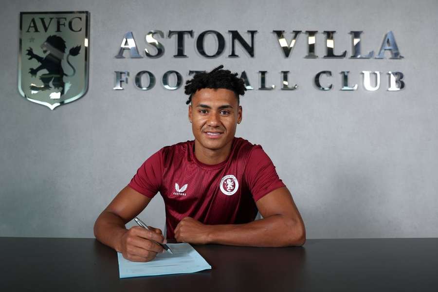 Ollie Watkins prolonga ligação ao Aston Villa