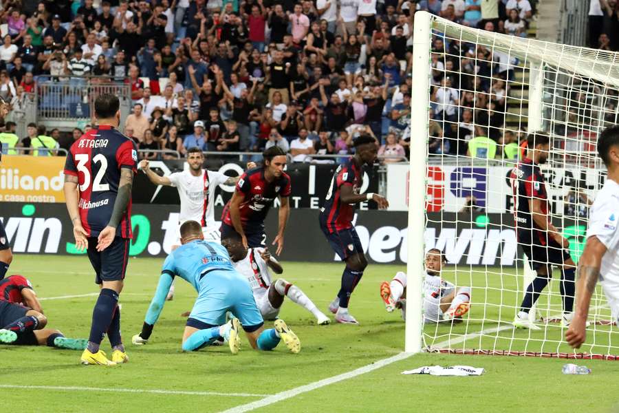 Fikayo Tomori bundles home a corner for AC Milan
