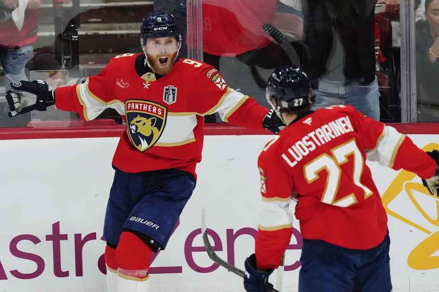 Bennett (vlevo) je jednou z hvězd letošního play off NHL.