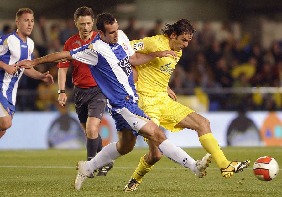 Moisés Hurtado ante Pires, en un Villarreal-Espanyol