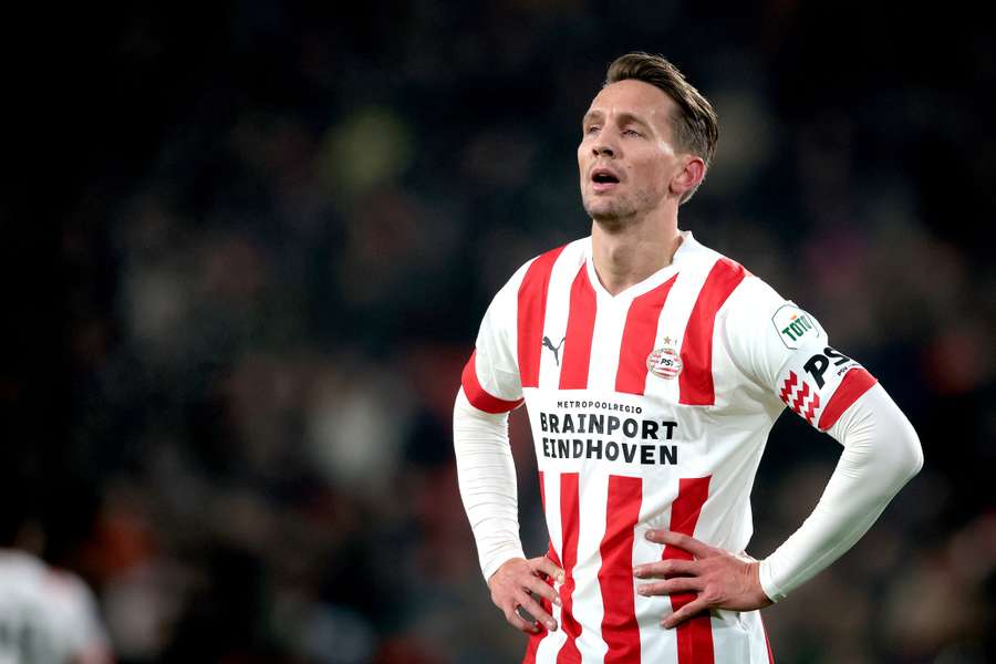 PSV dinsdag zonder kopspecialist Luuk de Jong naar Emmen wegens hoofdblessure