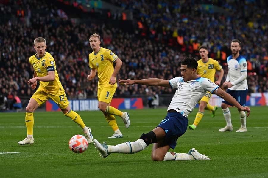 Jude Bellingham op Wembley in actie tegen Oekraïne, dat met 2-0 verslagen wordt