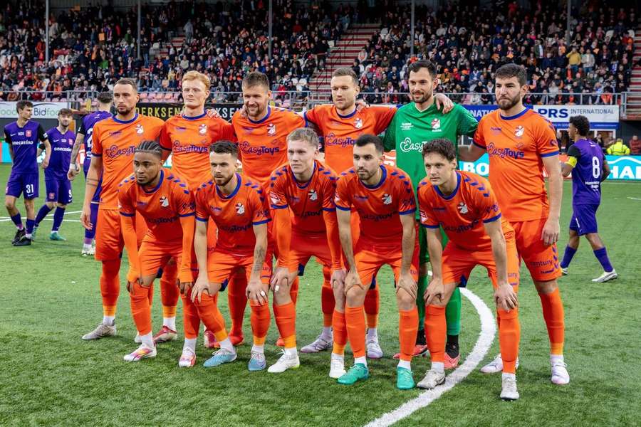 FC Emmen speelde in het oranje omdat Koningsdag op zaterdag 27 mei in Emmen wordt gevierd