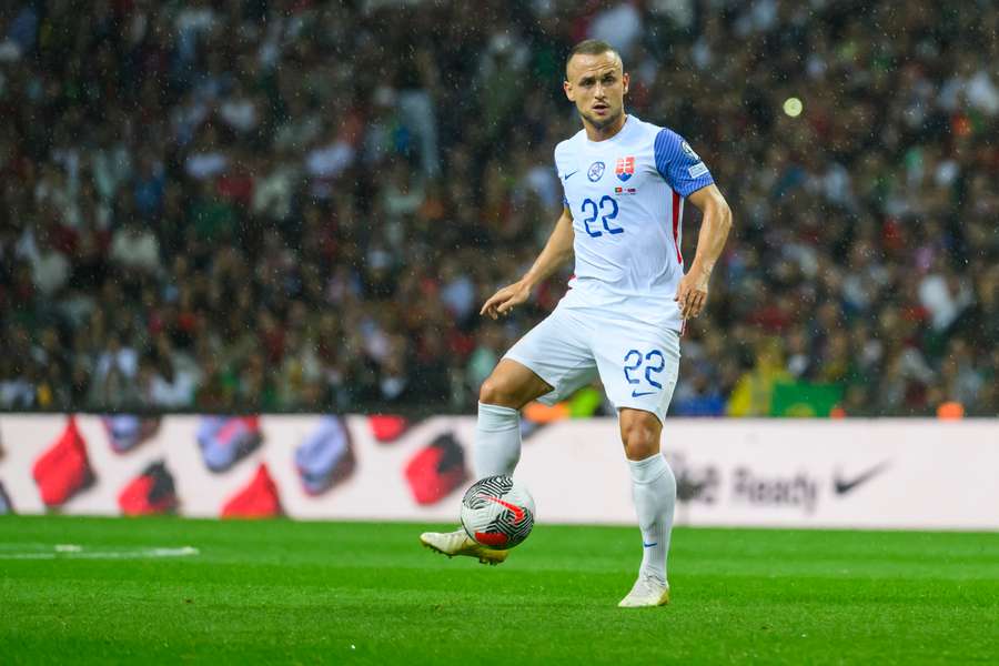 Slovenský futbalista zaskočil portugalského brankára.