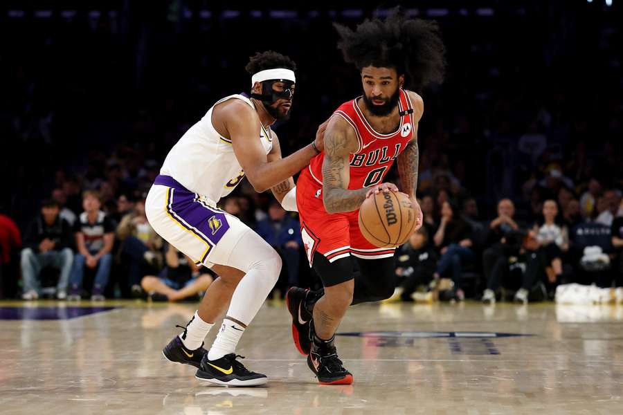 Chicago Bulls eased past the Los Angeles Lakers 