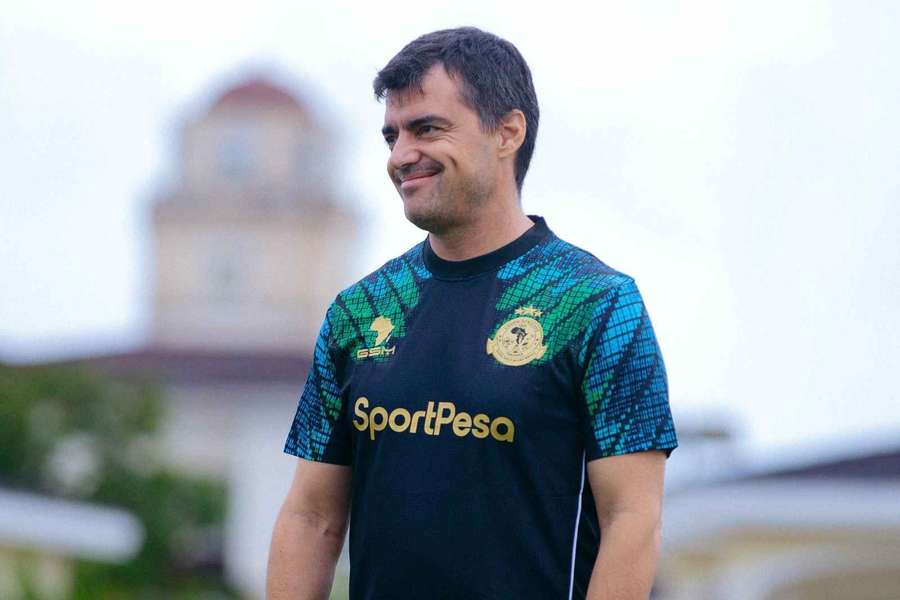 Pedro Soares Gonçalves no banco dos Youngs Africans Pedro Soares Gonçalves no banco dos Youngs Africans