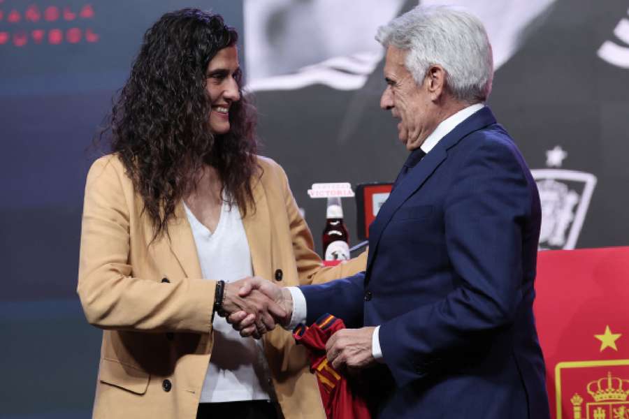 Montse Tomé y Pedro Rocha se dan la mano.