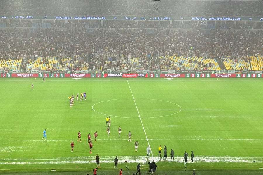 Chuvas alagaram relvado do Maracanã