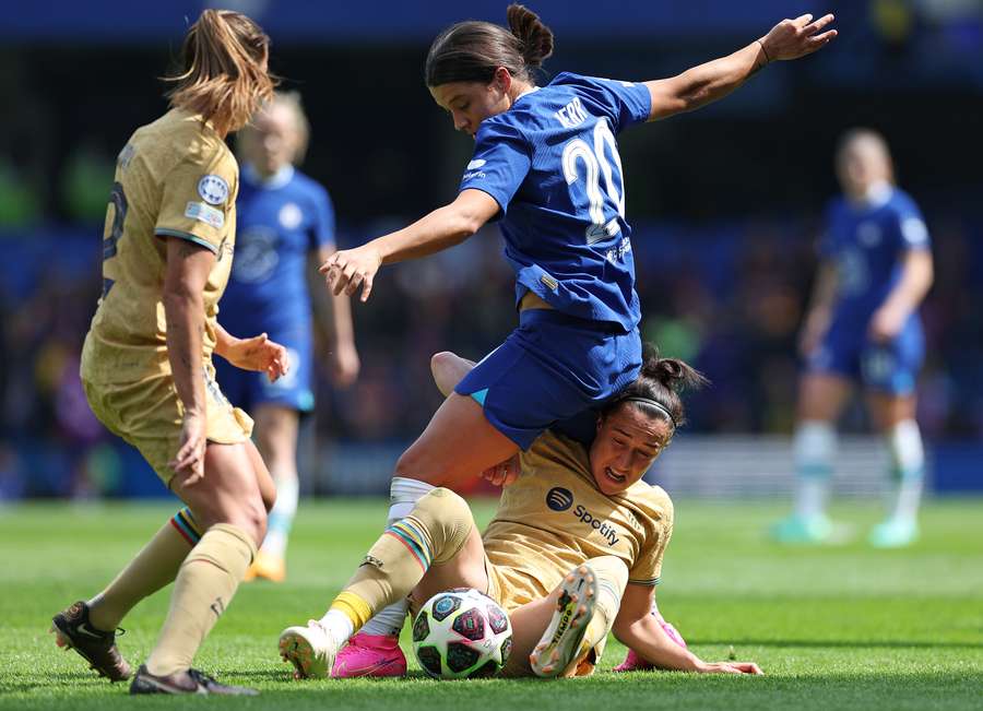 Chelsea striker Sam Kerr (C) engages with Barcelona defender Lucy Bronze