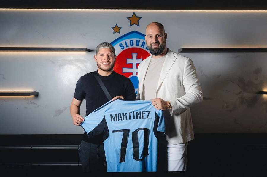 Martínez se Slovanu upsal na tři roky. Martínez se Slovanu upsal na tři roky.
