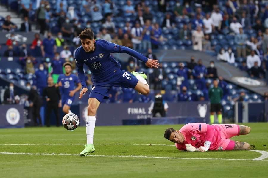 Bitterer Moment für City: Im CL-Finale 2021 überwindet Kai Havertz Torwart Ederson und erzielt den Siegtreffer für Chelsea.