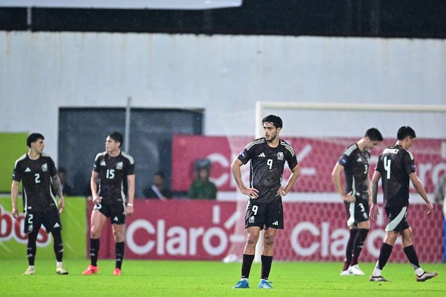 Los jugadores de México, cariacontecidos.