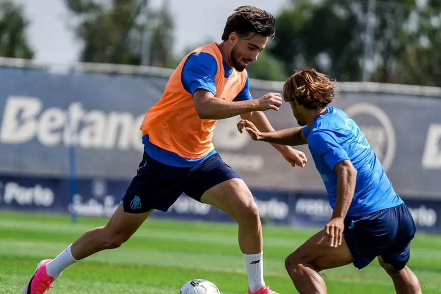 Martim Fernandes no treino do FC Porto com Rodrigo Mora Martim Fernandes no treino do FC Porto com Rodrigo Mora