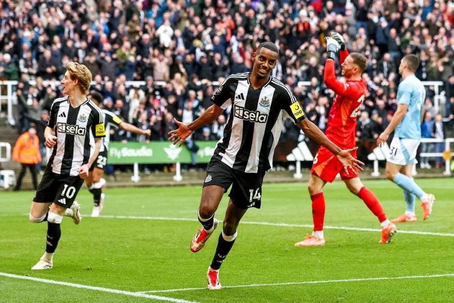 Alexander Isak of Newcastle United celebrates his goal to make it 4-1 during the Premier League match vs Nottingham Forest