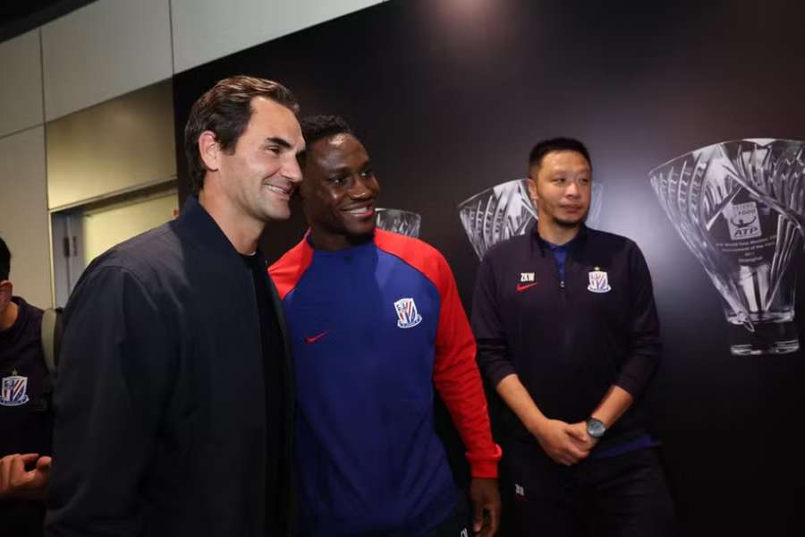 Cephas Malele (C) ontmoette Roger Federer (L) op de Shanghai Masters