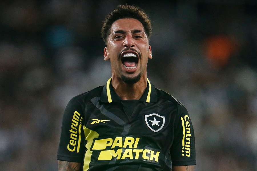 Kauê comemora o segundo gol do Botafogo