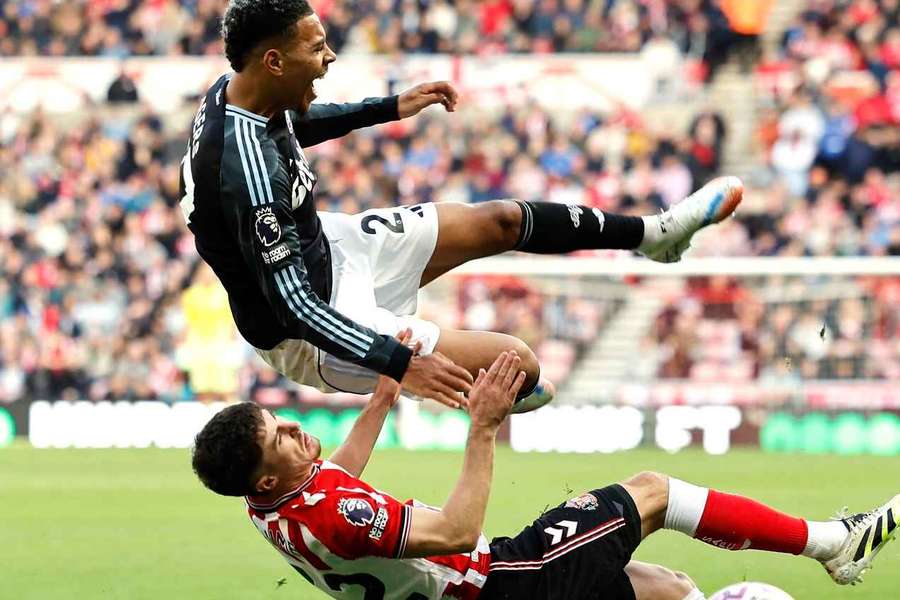 Morgan Rogers, avançado do Aston Villa, após a entrada de Trai Hume, do Sunderland