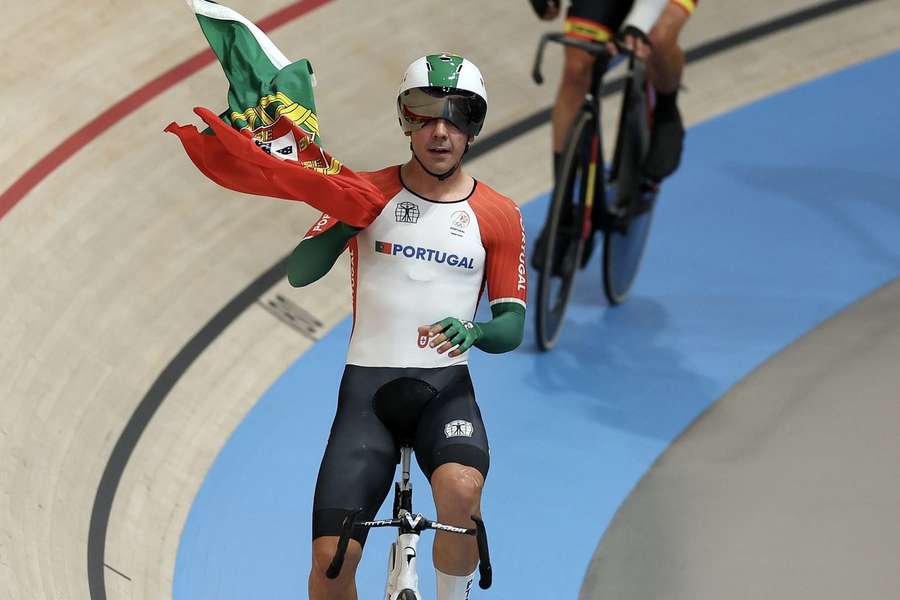 Iúri Leitão com a bandeira portuguesa após a conquista da medalha de prata