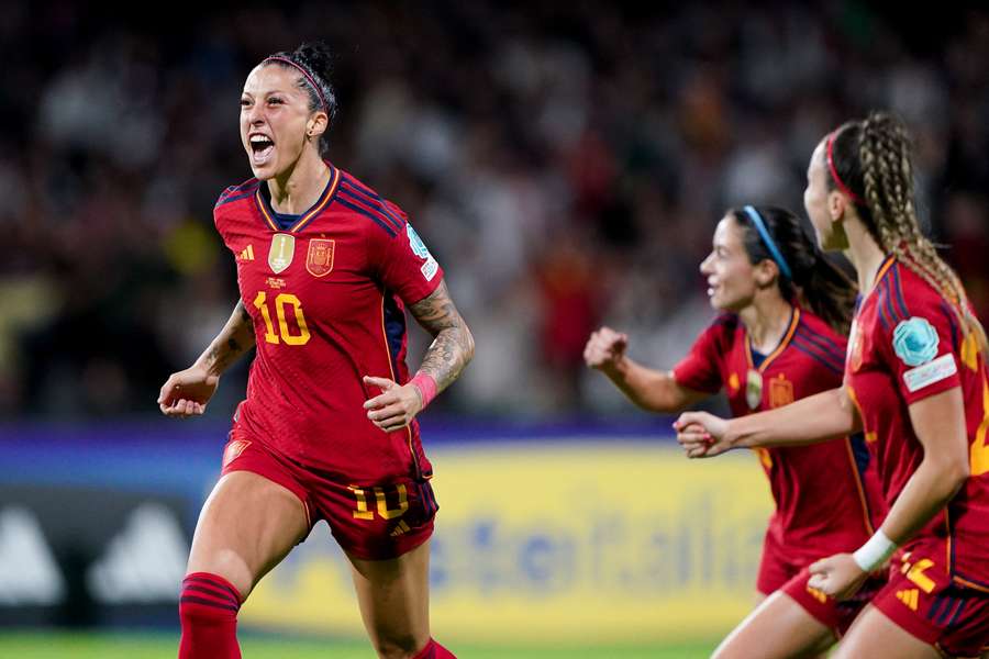 Jenni Hermoso (l.) erlöst die spanische Nationalmannschaft