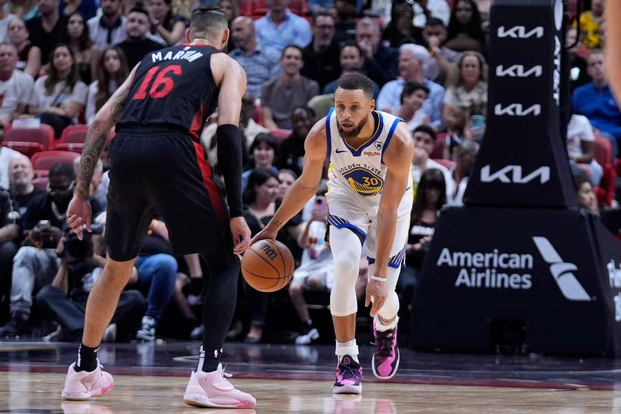 Curry sumó 17 de anotación en Miami.