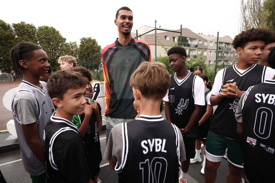 Wembanyama de retour à Nanterre pour inaugurer un terrain de basket