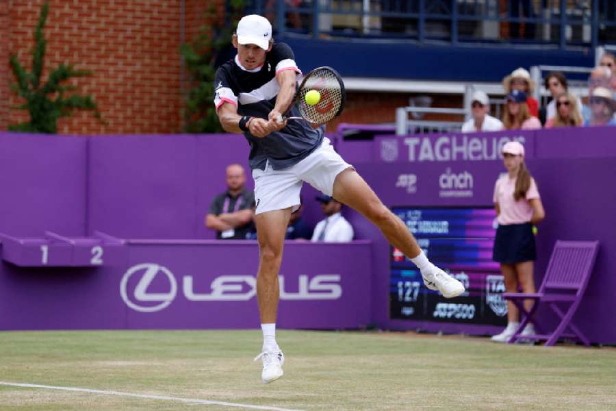 Alex de Minaur, da Austrália, em ação durante o seu jogo das meias-finais contra Holger Rune, da Dinamarca