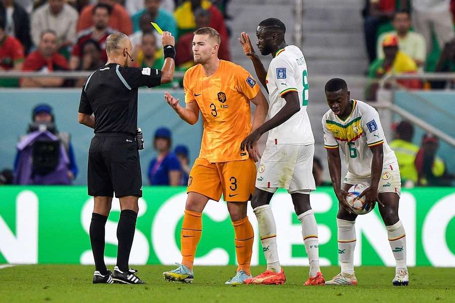 Matthijs de Ligt ontvangt tegen Senegal de enige gele kaart van Oranje op dit WK tot nog toe