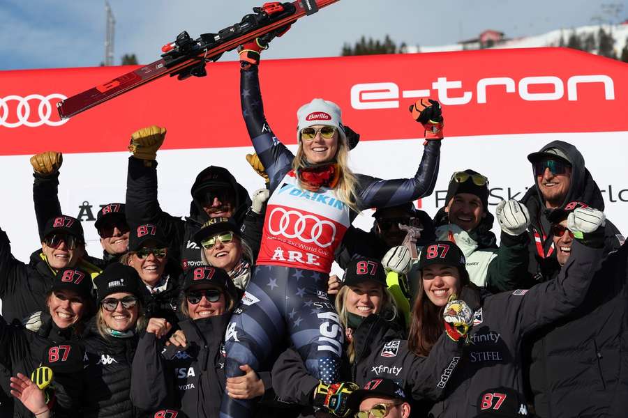 Mikaela Shiffrin op de schouders na haar recordoverwinning afgelopen weekend