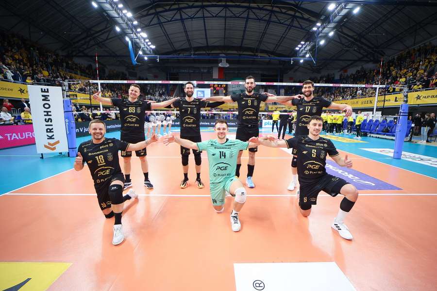 Grupowe zdjęcie całej drużyny Projektu Warszawa po meczu w Lublinie