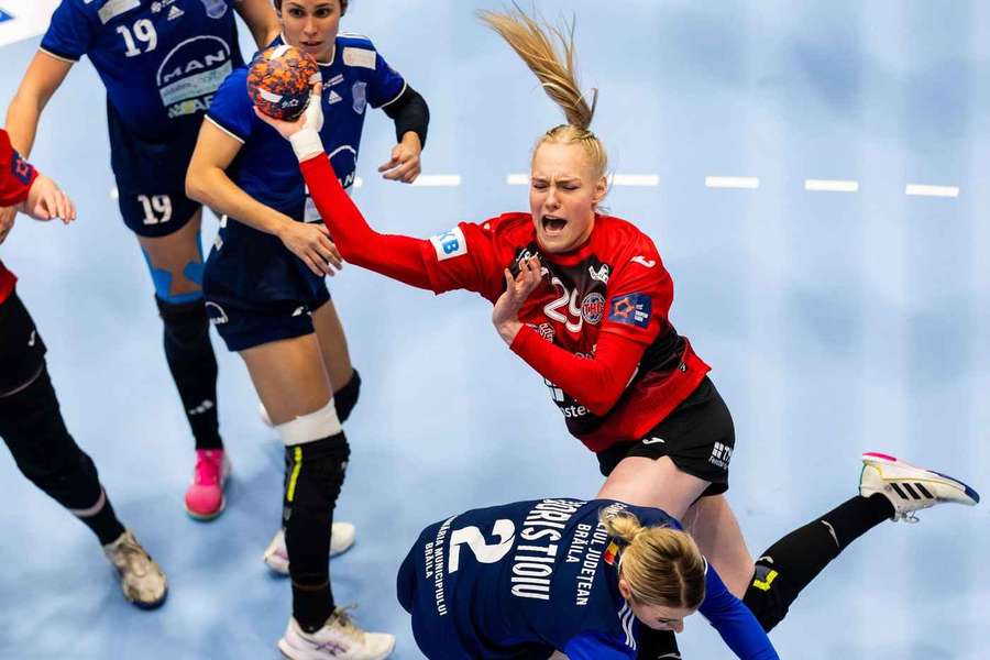 Handbalistele de la Dunărea Brăila în partida cu Thueringer HC, în EHF European League