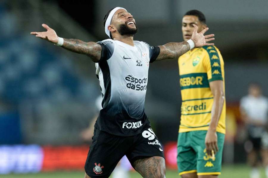 Dívida bilionária não impediu Corinthians de fazer grande investimento por Memphis