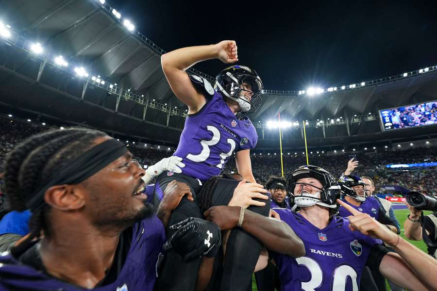 Tyler Loop é celebrado pelos companheiros após vitória dos Ravens sobre os Cowboys Tyler Loop é celebrado pelos companheiros após vitória dos Ravens sobre os Cowboys