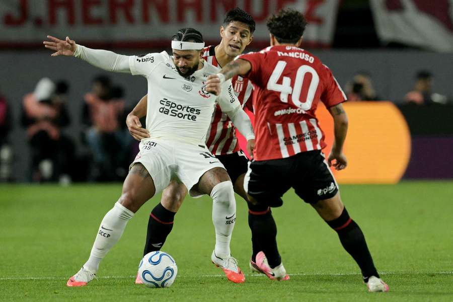 Memphis esteve apagado em atuação como 9 do Timão Memphis esteve apagado em atuação como 9 do Timão