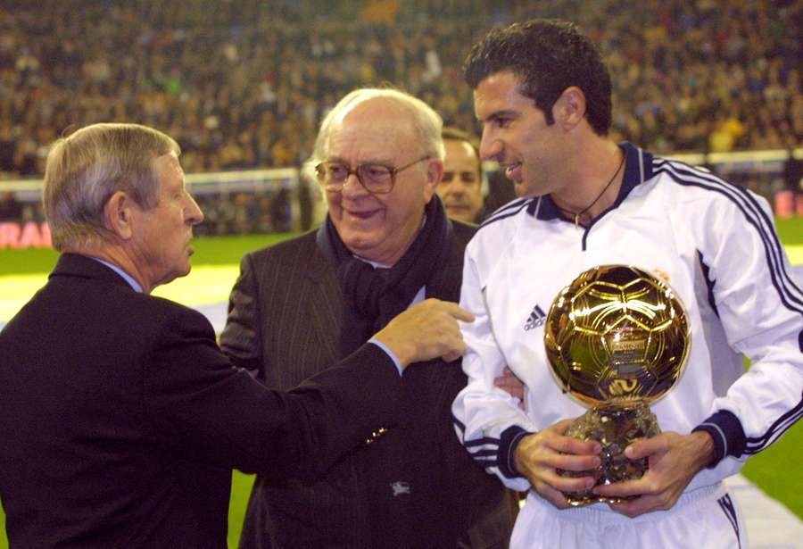 Kopa (I), Di Stéfano (C) y Figo (D), con el Balón de Oro del portugués Kopa (I), Di Stéfano (C) y Figo (D), con el Balón de Oro del portugués