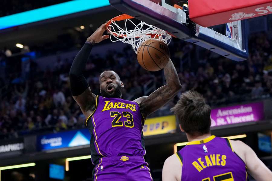 LeBron James înscrie un nou coș pentru LA Lakers