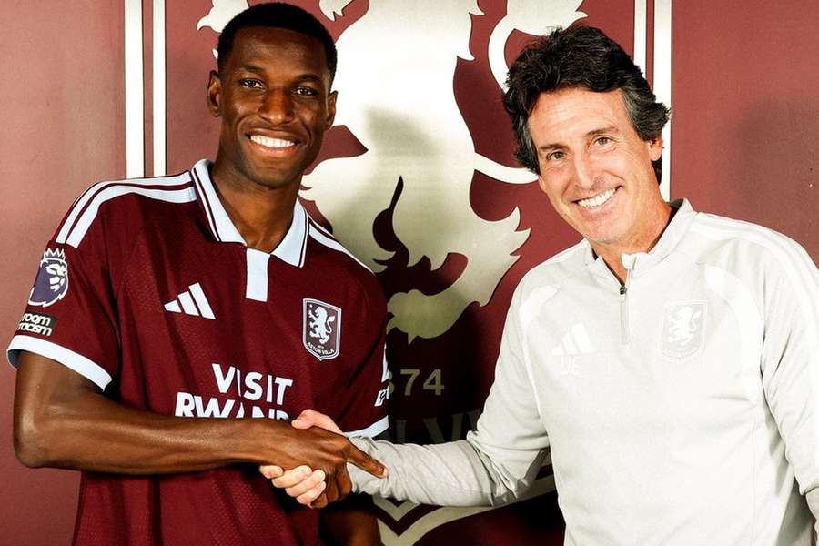 Nicolas Jackson com Unai Emery na apresentação Nicolas Jackson com Unai Emery na apresentação