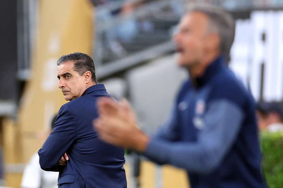 Paiva (à gauche) arrête le PSG de Luis Enrique (à droite)