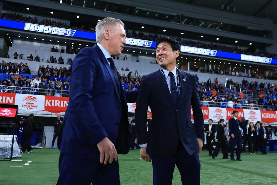 Carlo Ancelotti, selecționerul Braziliei, alături de Hajime Moriyasu, selecționerul Japoniei