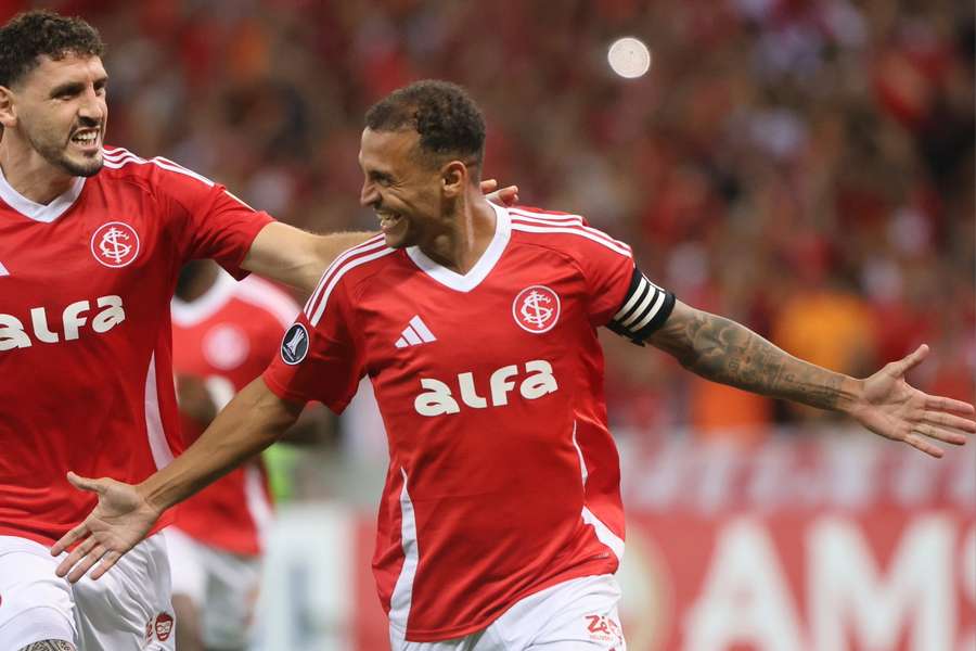 Alan Patrick fez os dois gols de Inter 2x0 Atlético Nacional