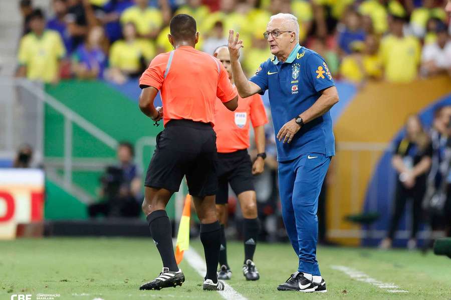 Dorival trocou mais de meio time em Brasília