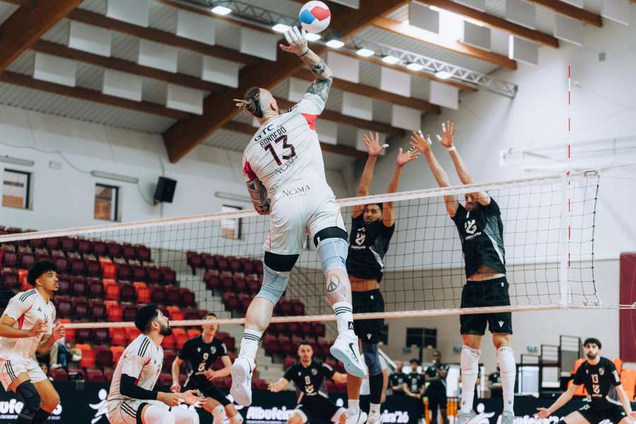 Benfica seguiu para a decisão do troféu