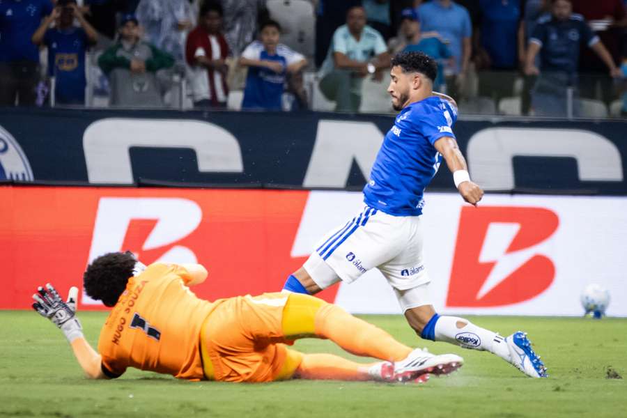 Simulação de William rendeu cartão amarelo antes de expulsão