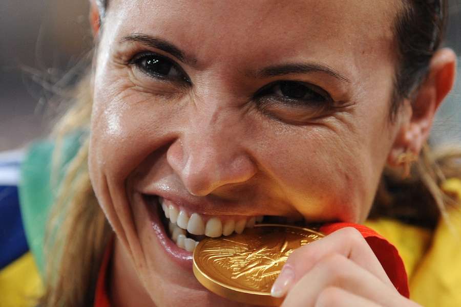 Maurren Maggi com a medalha de ouro conquistada em Pequim