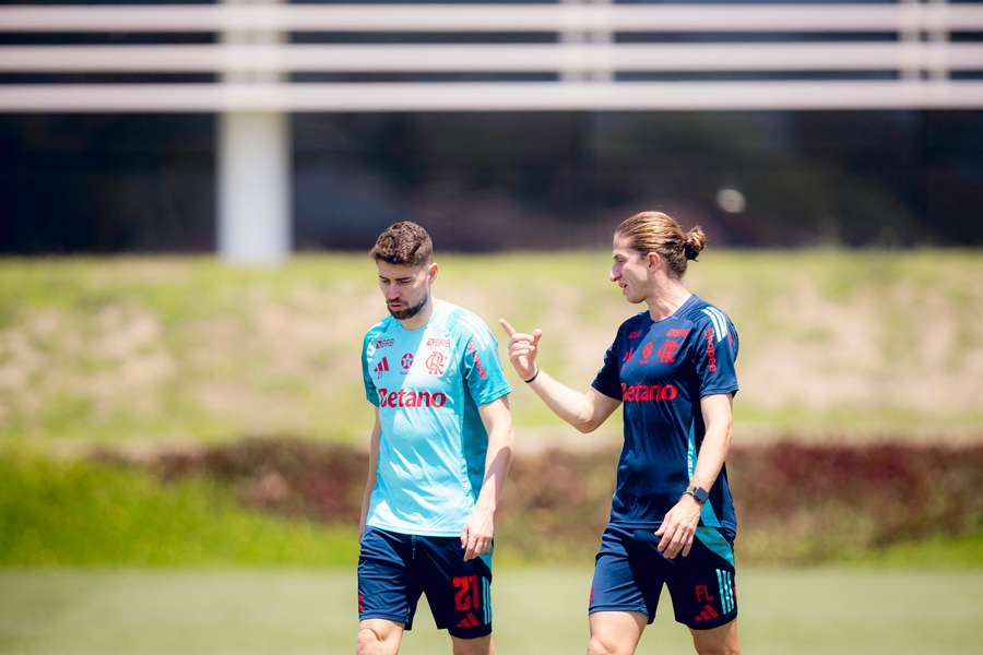 Filipe Luís (dir.) em treino do Rubro-Negro Filipe Luís (dir.) em treino do Rubro-Negro