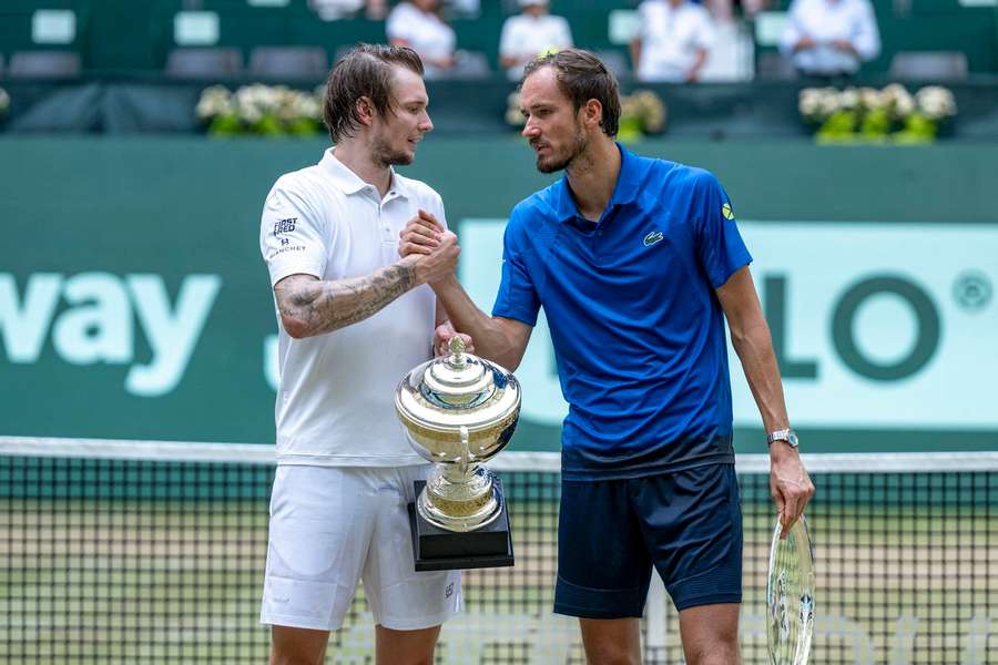 Medveděv a Bublik se loučí po finále v Halle. Medveděv a Bublik se loučí po finále v Halle.